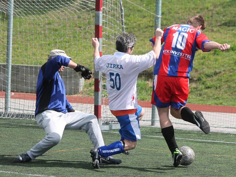 Klatovská liga v malé kopané mužů: Magic Klatovy (v červeno-modrém) - TJ Klatovy Lorenc 04  2:1.