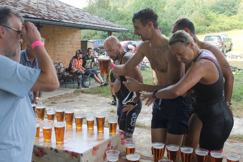 Tři disciplíny - plavání, kolo, běh. A čtyři piva. Chlistovský devátý ročník pivního triatlonu má vítěze.