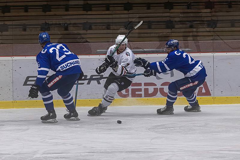 Hokejisté SHC Klatovy (na archivním snímku hráči v bílých dresech) podlehli Táboru (modří) i podruhé v sezoně. Znovu výsledkem 1:5, tentokrát však na jeho ledě.