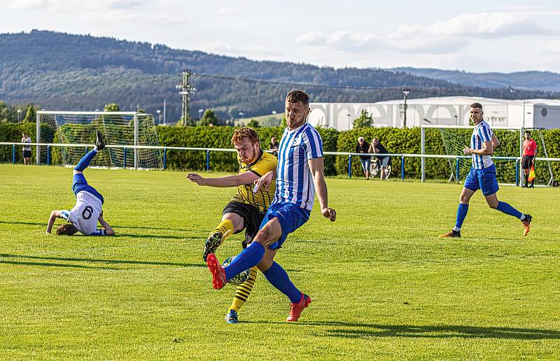 Fotbalisté FK Okula Nýrsko (na archivním snímku hráči v modrobílých dresech) skončili v letošní sezoně krajského přeboru na druhém místě.