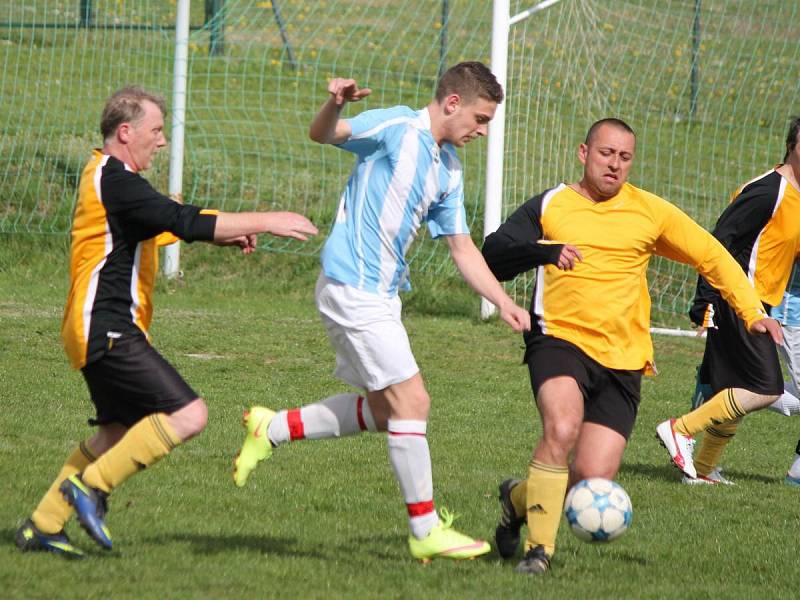 IV. třída skupina A: Nalžovské Hory (bílomodré dresy) - Spůle 1:0