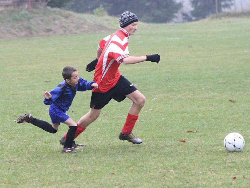 Fotbal žáci: Nezamyslice (červené dresy) - Kašperské Hory