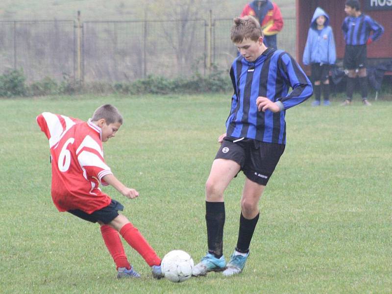 Fotbal žáci: Nezamyslice (červené dresy) - Kašperské Hory