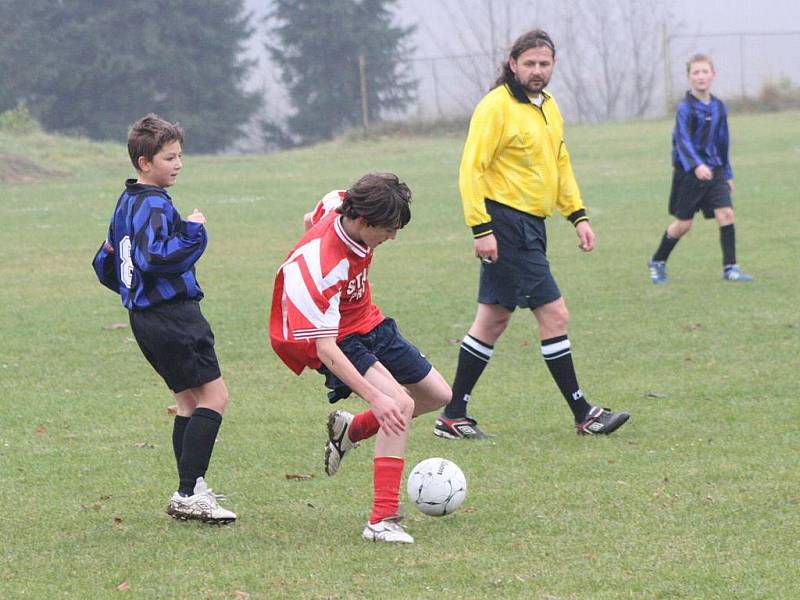 Fotbal žáci: Nezamyslice (červené dresy) - Kašperské Hory