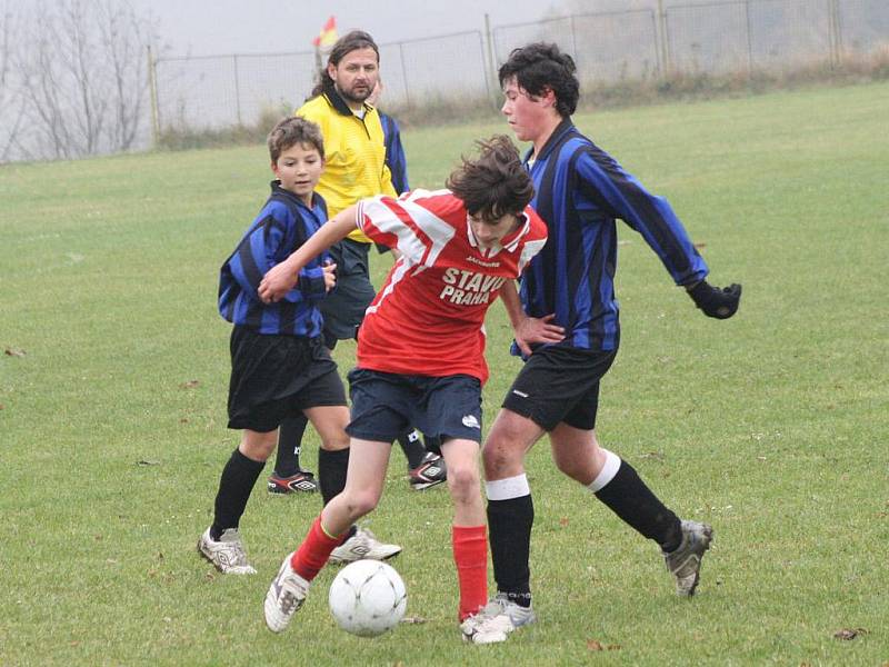 Fotbal žáci: Nezamyslice (červené dresy) - Kašperské Hory