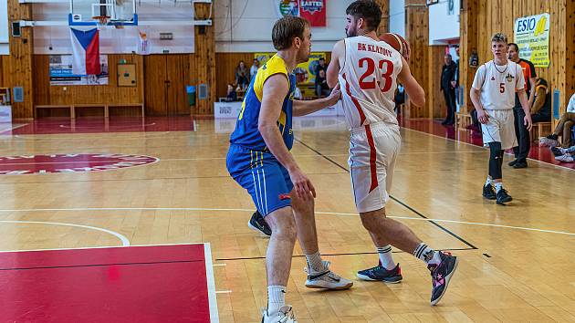 2. liga basketbalistů, skupina A (22. kolo): BK Klatovy (na snímku hráči v bílých dresech) - BC Benešov 71:44.