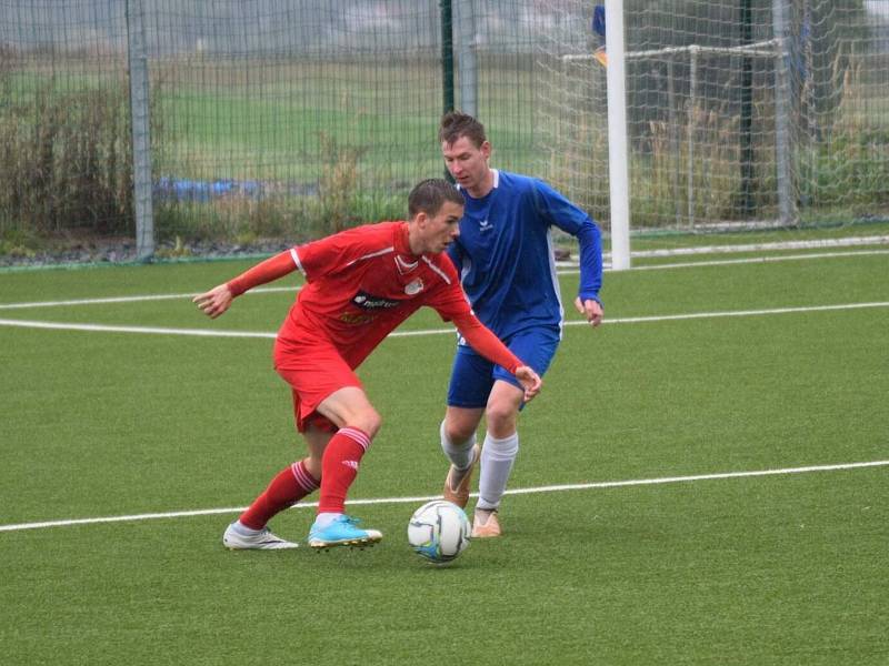 5. kolo krajské I. B třídy (skupina B): SK Klatovy 1898 B (na snímku fotbalisté v červených dresech) - TJ Sokol Štěnovice (modří) 6:1.