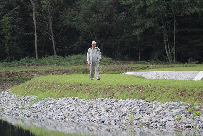 Slavnostní otevření nádrže na zadržení vody v přírodě v Pačejově.