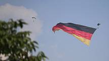 Parašutisté z německého CYPRES Demo Teamu nacvičovali na klatovském letišti seskok s obří vlajkou.