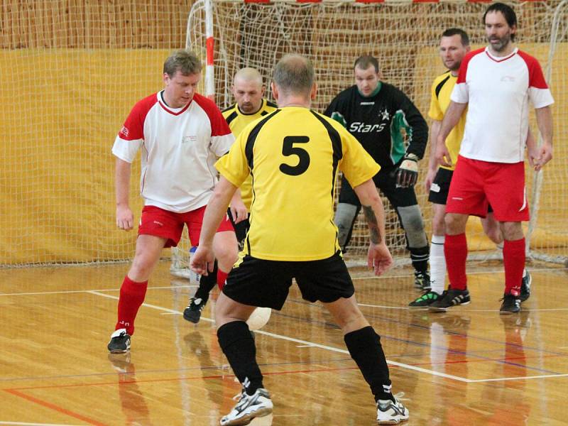 Zimní amatérská liga: Draci Klatovy (bíločervené dresy) - FC BS Stars Klatovy 4:4