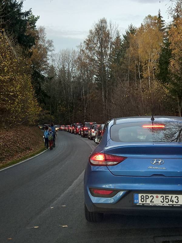 Stezka na hrad Kašperk přilákala davy lidí.