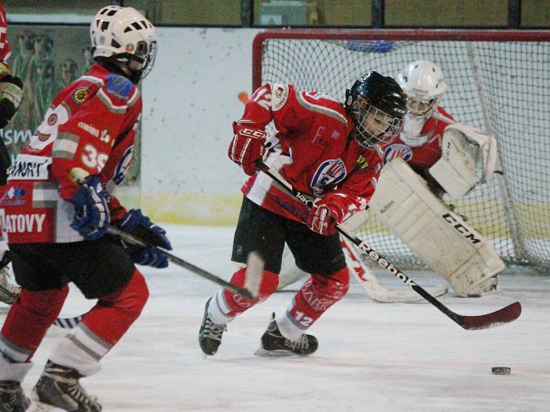 Liga starších žáků: HC Klatovy (v červeném) - HC Milevsko 5:2.