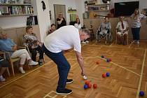 Stan Benediktson (bílé tričko), trenér islandské reprezentace, učil obyvatele domova Clementas v Janovicích nad Úhlavou hrát bocciu.