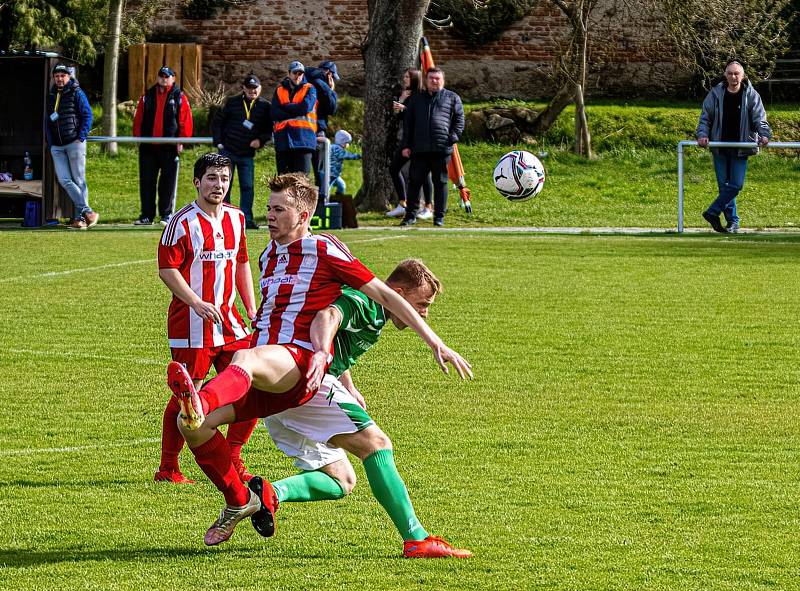 Fotbalisté FK Svéradice (na archivním snímku hráči v zelených dresech) porazili v okresním derby trápící se Pačejov jednoznačně 5:2.