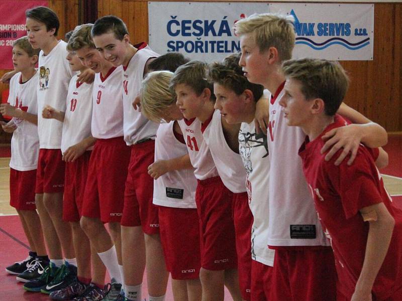 V rámci oslav 80 let klatovského basketbalu bylo k vidění ligové derby Klatovy A (bílé dresy) - Klatovy B žáků U14