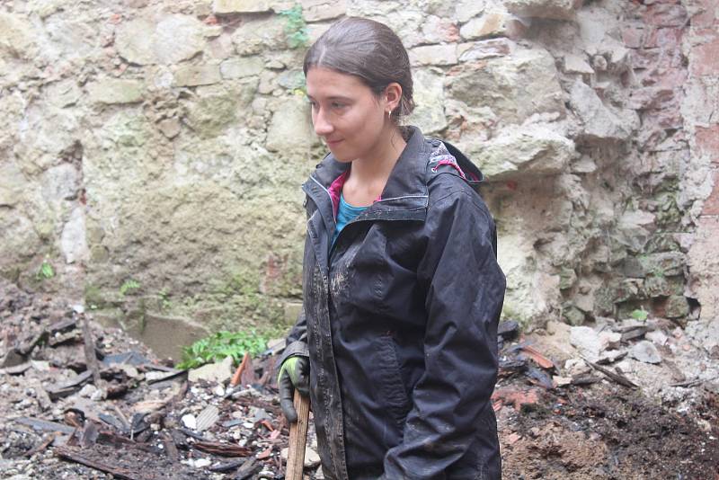 Zachránit polorozbořený zámeček ve Veselí u Janovic nad Úhlavou je hlavním cílem nadšenců, kteří kvůli tomu založili i spolek s názvem Tvrz Veselí. Snaží se o jeho obnovu a i letos jim na pomoc přišli dobrovolníci. Ti na zámku už pracují téměř čtrnáct dní