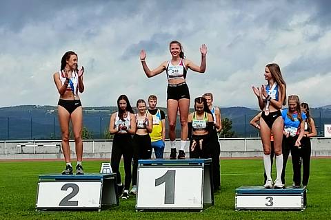 Klatovská atletka Kristýna Hozmanová (uprostřed) vyhrála na MČR žactva v Jablonci sprint na 300 metrů.