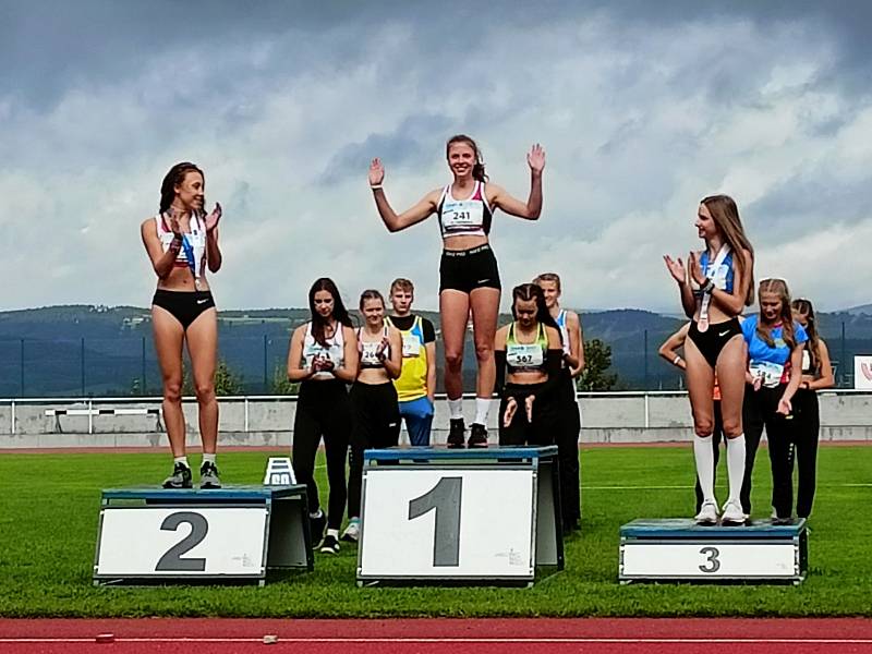 Klatovská atletka Kristýna Hozmanová (uprostřed) vyhrála na MČR žactva v Jablonci sprint na 300 metrů.