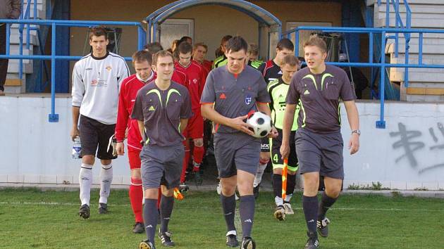 Klatovští divizní fotbalisté (v červených dresech) podlehli svým hostům z pražského Motorletu 0:6