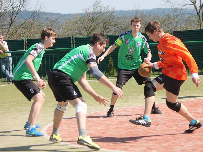 Národní házená, II. liga: Vřeskovice (v oranžovém) - Kyšice 15:22.