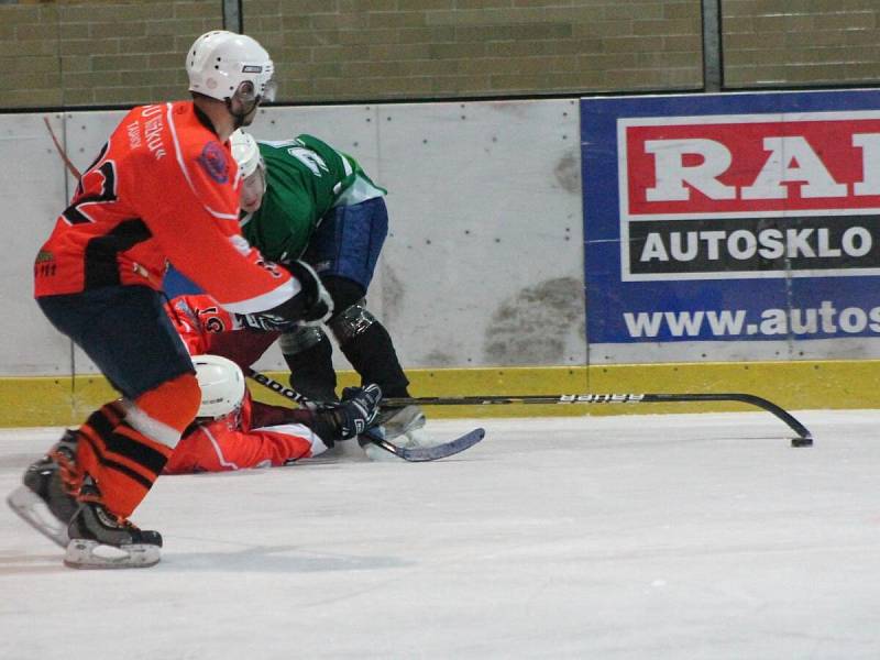 Šumavská liga amatérského hokeje HC Tomahawks (z) - AHC Vačice 2:2.