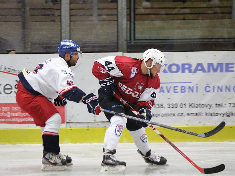 Hokejisté SHC Klatovy (červené dresy) porazili doma v přípravě HC David Servis 4:2.