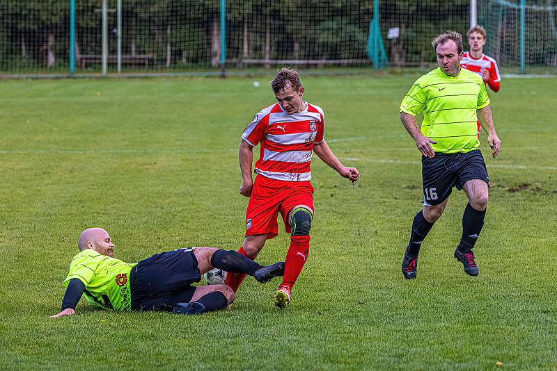 Fotbalisté FC Švihov (na archivním snímku hráči v červenobílých dresech) přejeli na domácím hřišti Tatran Dlouhá Ves 4:1.