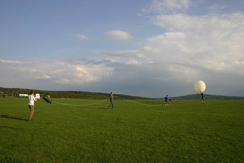 Příprava a vypouštění stratosférického balónu v Letkově u Plzně.