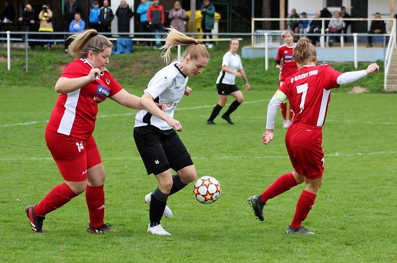 3. kolo České divize žen, skupina C: TJ Mokré - SK Klatovy 1898 (na snímku fotbalistky v červených dresech) 2:1 (1:0).