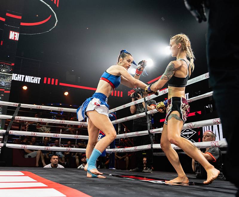 Kickboxerka Klára Strnadová na archivním snímku v souboji v malých rukavicích proti slovenské šampionce Monice Chochlíkové.