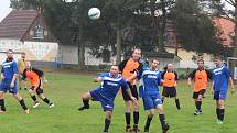 Fotbal Sokol Hradešice B - TJ Milčice (modří).