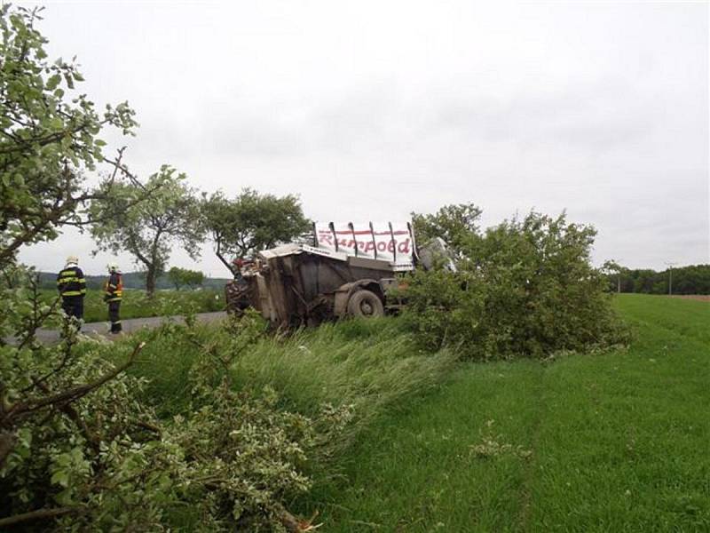 Nehoda popelářského auta u Horažďovic