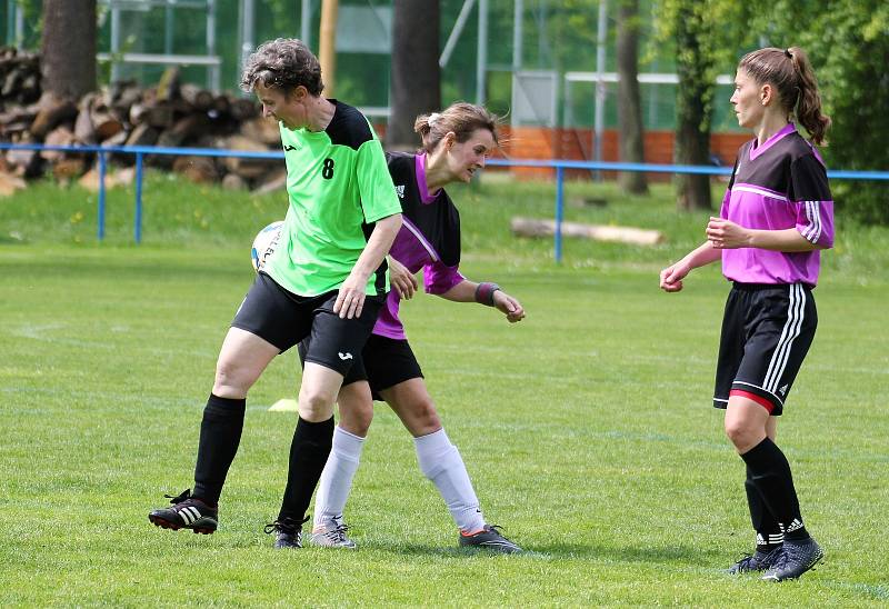 Letní DAFL 2023, 2. kolo: Sokolky Neznašovy (na snímku fotbalistky v zelených dresech) - Devils v Křeči 3:2.