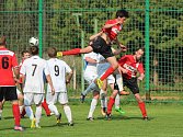 Fotbalisté TJ Start Luby B (na archivním snímku hráči v červených dresech) remizovali v Kašperských Horách 0:0. Bod o víkendu získalo také béčko Sušice (bílí).