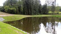 Slavnostní otevření nádrže na zadržení vody v přírodě v Pačejově.