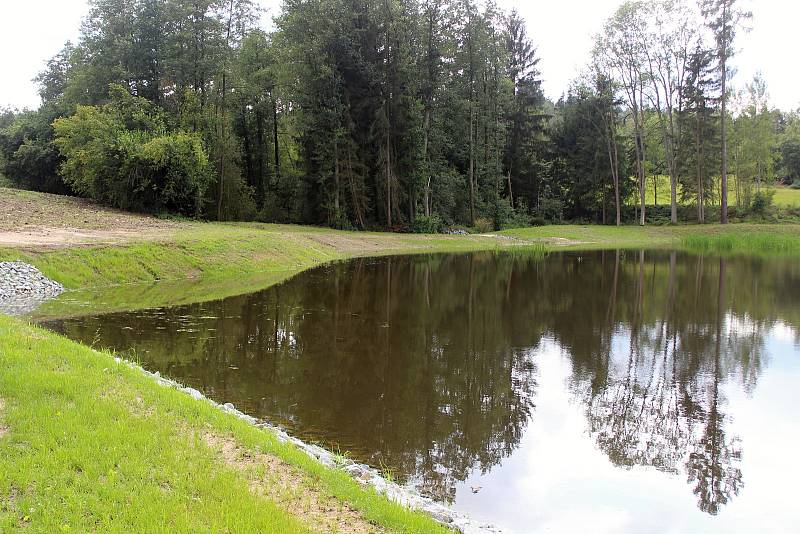 Slavnostní otevření nádrže na zadržení vody v přírodě v Pačejově.