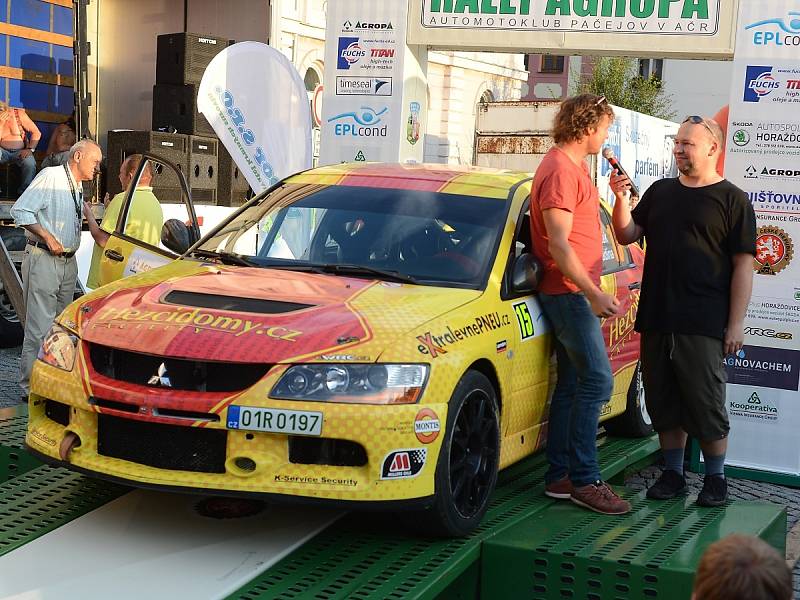 Posádky při předstartovní show a na tratích Rally Agropa