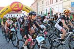 Na trasu 105 km cyklomaratonu Author Král Šumavy 2015 odstartovali v Klatovech bikeři 30. května v 7.30 hodin.