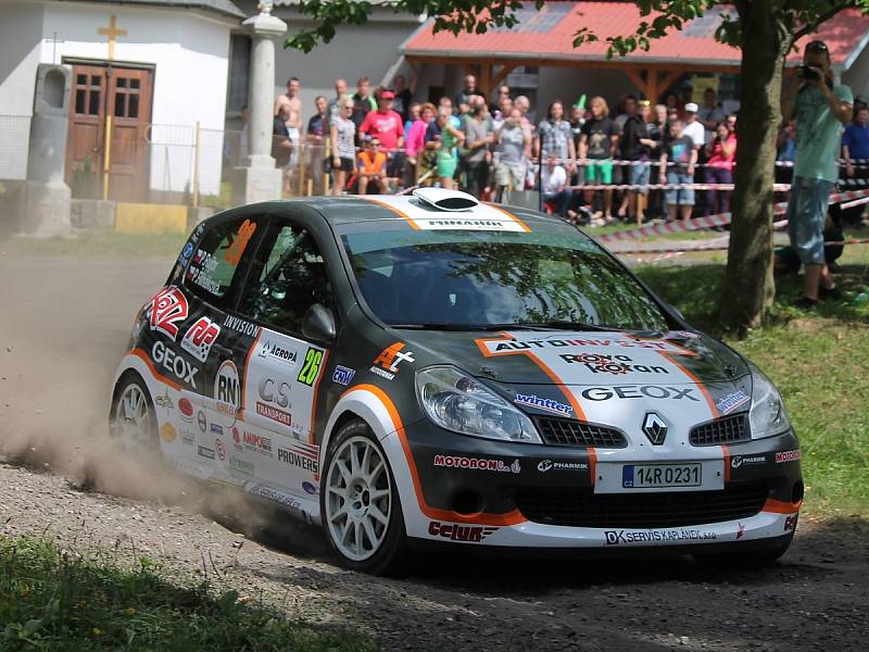 Posádky při předstartovní show a na tratích Rally Agropa