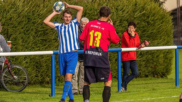 Na podzim vyhráli fotbalisté FK Okula Nýrsko (na snímku hráči v modrobílých dresech) 2:0, v sobotní odvetě na hřišti Nepomuku (růžové dresy) remizovali 1:1.