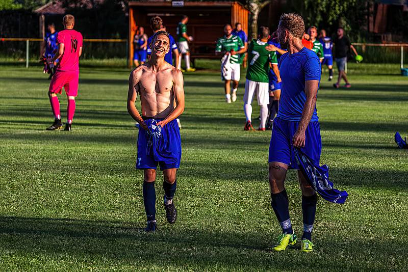 Baráž o I. A třídu, odveta: FK Svéradice (zelení) - TJ Sokol Malesice 1:2 (1:0).