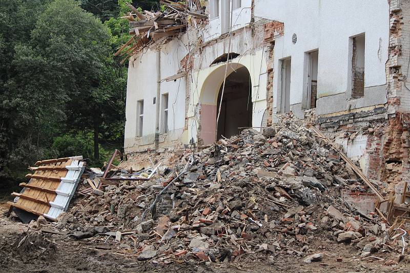 Bourání hotelu Rixi na Špičáku.