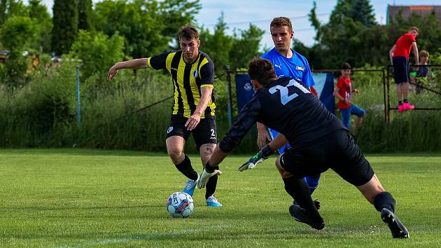 Okresní přebor, 25. kolo: TJ Sokol Hradešice (na snímku fotbalisté ve žlutočerných dresech) - TJ Sokol Vrhaveč (modří) 1:0.