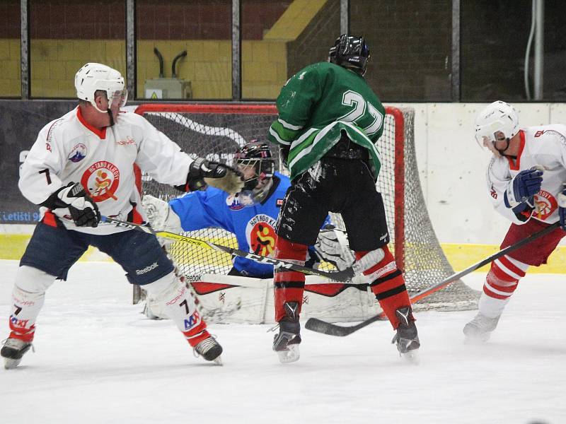 Šumavská liga amatérského hokeje 2017/2018: Tango (bílé dresy) - Tomahawks 2:4