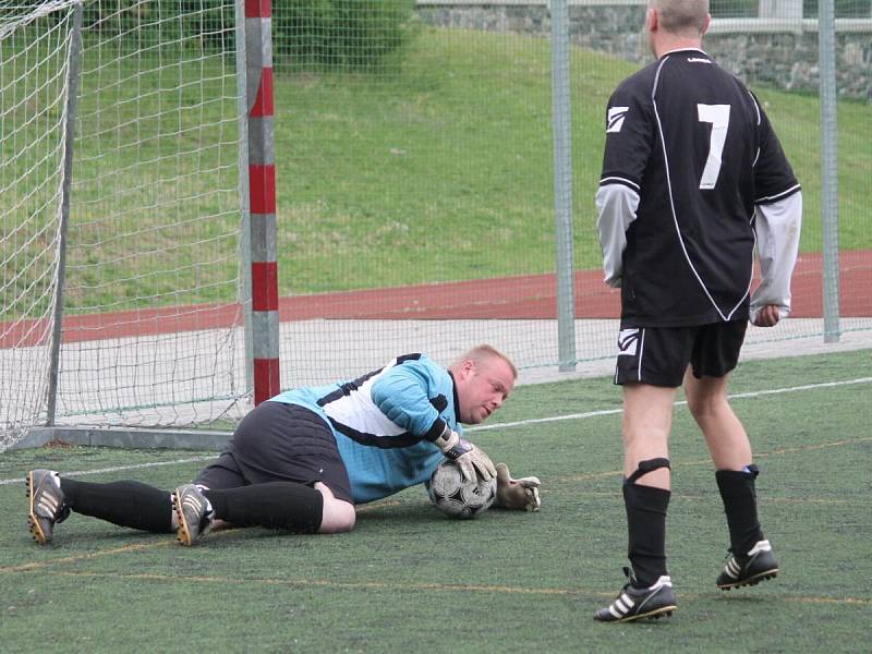 Klatovská liga v malé kopané mužů: Mengy team (v modrém) - HPP Milence 4:2.