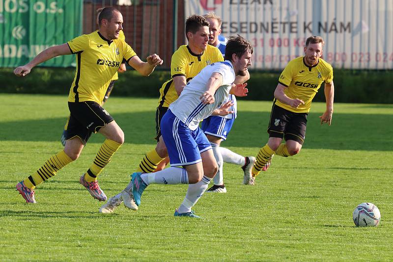 Fotbalisté Baníku Stříbro (na archivním snímku hráči v bílých dresech) porazili v odvetě FK Žákava 2:1 a radují se z udržení krajského přeboru.