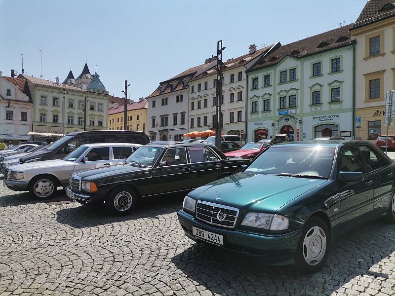 Vozy Mercedes-Benz na náměstí v Klatovech.