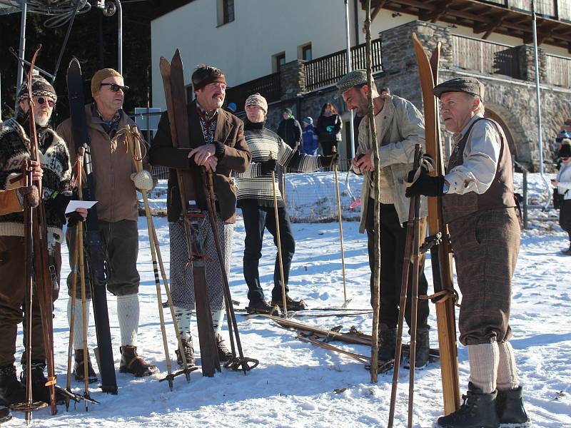 Sjezd z Pancíře na historických lyžích 2016.