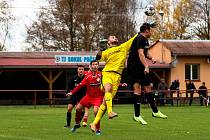 12. kolo krajské I. B třídy (skupina B): TJ Sokol Pačejov - SK Klatovy 1898 B (na snímku fotbalisté v červených dresech) 2:1 (0:1).