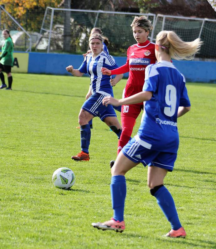 9. kolo divize žen, skupina C: SK Klatovy 1898 (na snímku fotbalistky v červených dresech) - TJ Jiskra Domažlice 1:1 (1:0).